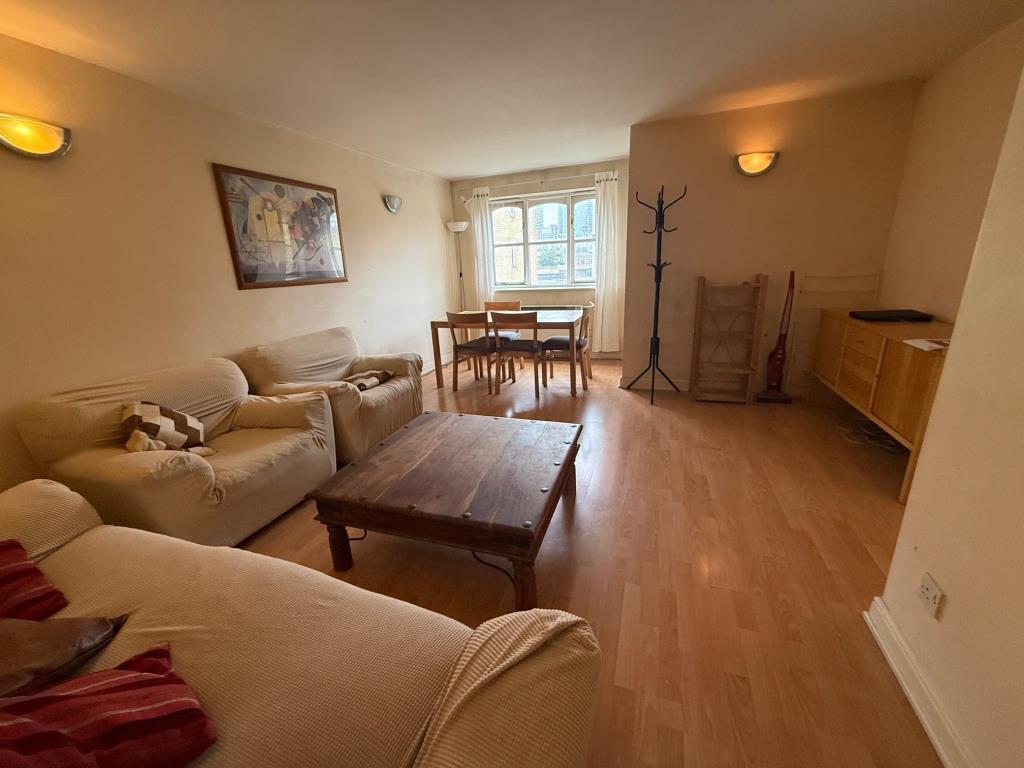 Lot: 179 - TWO-BEDROOM FLAT IN NEED OF IMPROVEMENT - Living come dining area